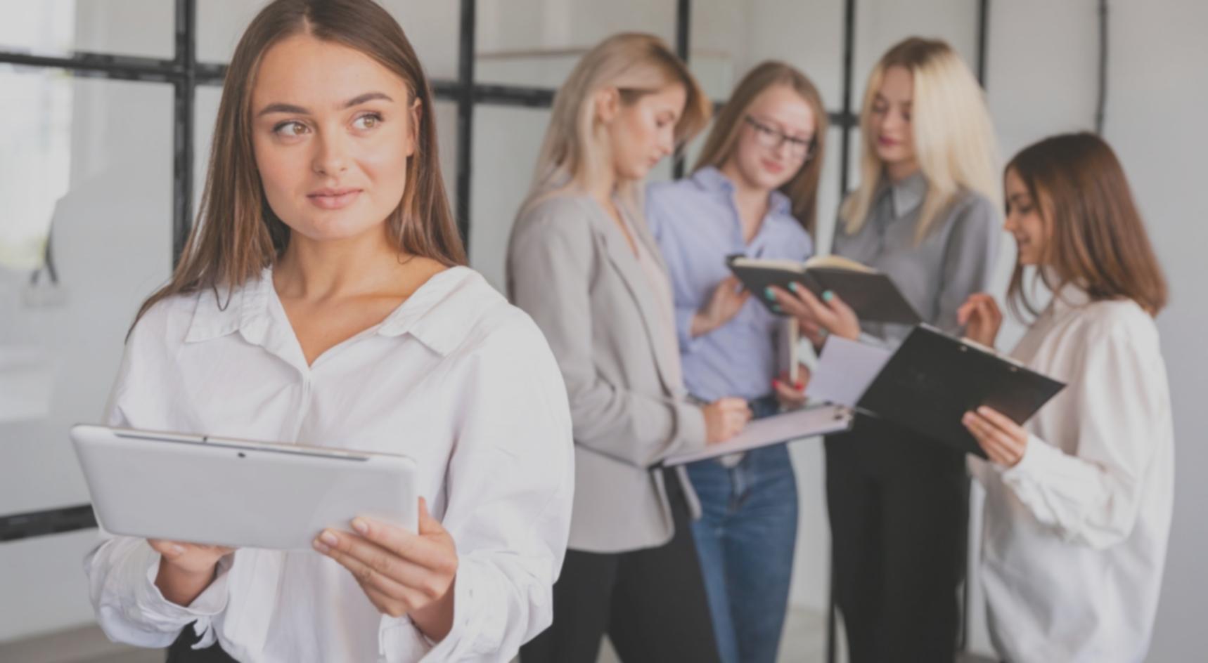 Profesores expertos enseñando análisis de ratios financieros